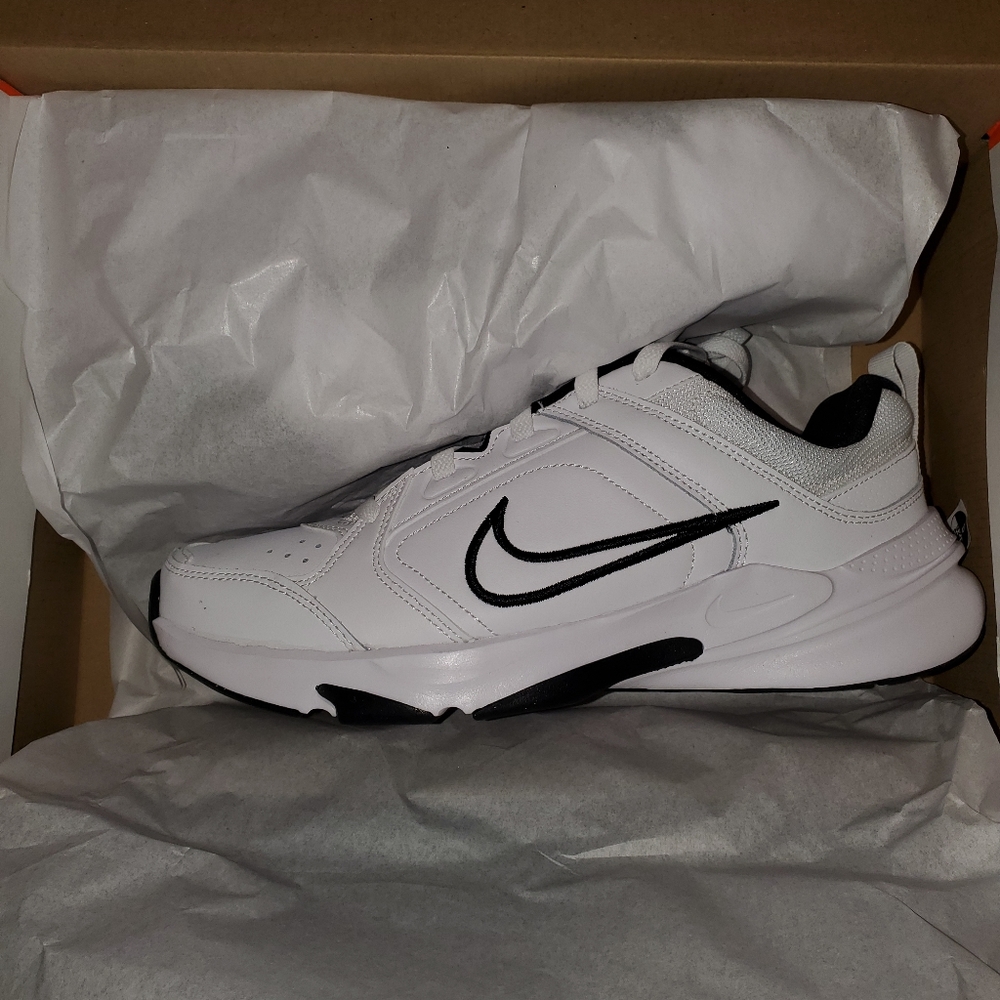 NEW IN BOX Nike Defy All Day Men's Training With Traction Shoes Multiple Sizes - Picture 2 of 7